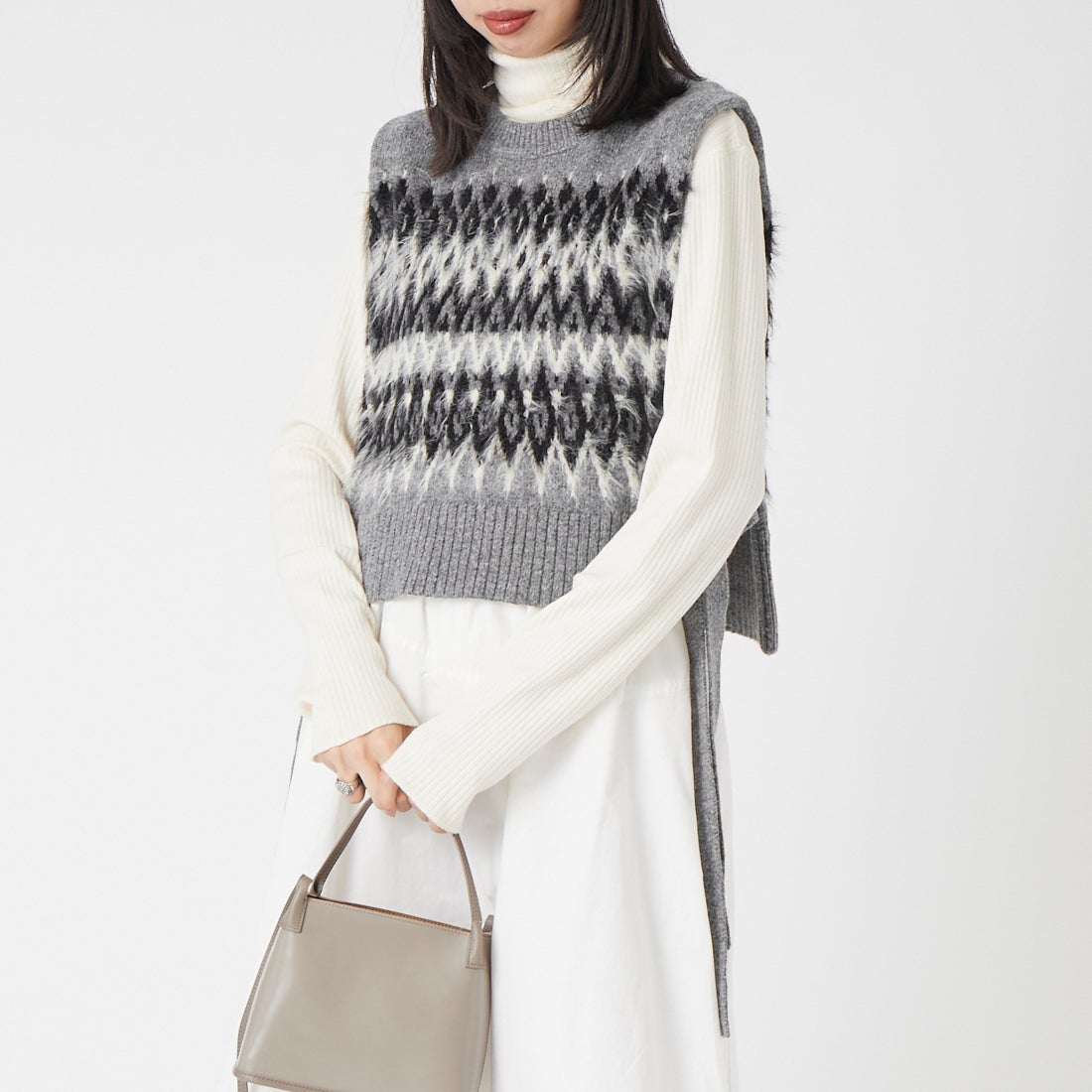 CHIGNON [シニヨン] シャギージャガードレイヤードベスト [9265-417YL] GRAY &&モデル身長：162cm 着用サイズ：F&&