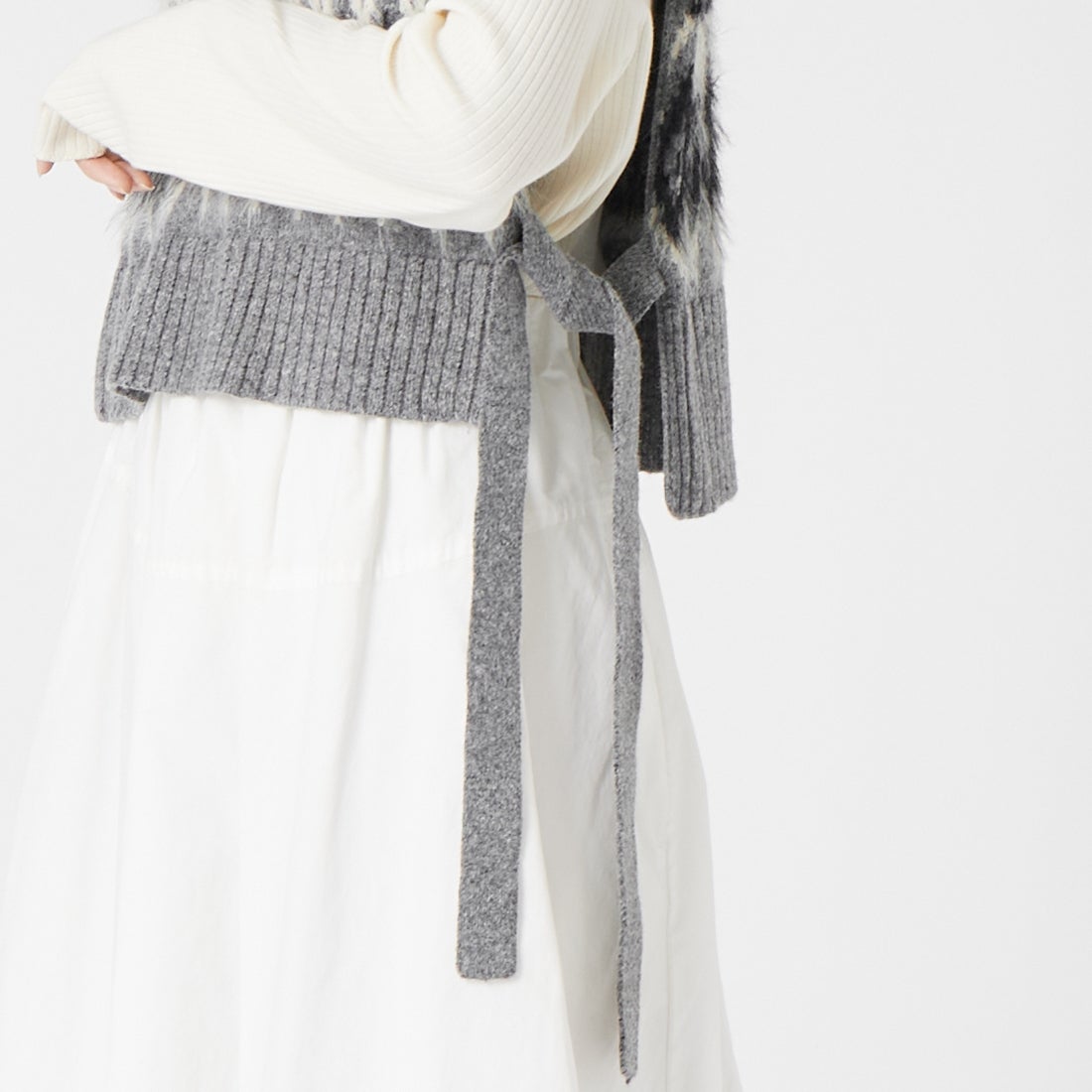 CHIGNON [シニヨン] シャギージャガードレイヤードベスト [9265-417YL] GRAY &&モデル身長：162cm 着用サイズ：F&&