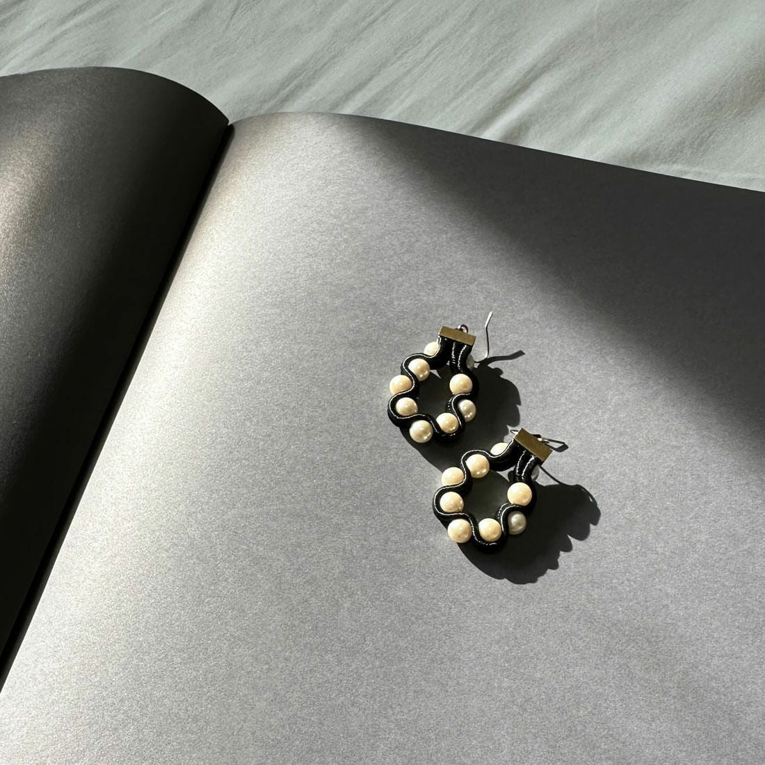 STELLA CIFFON [ステラシフォン] 樹脂パールラウンドピアス [AST-P71] 80 BLACK